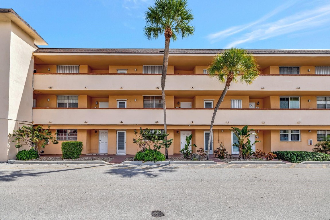 LIGHTHOUSE POINT PLAZA - Residential