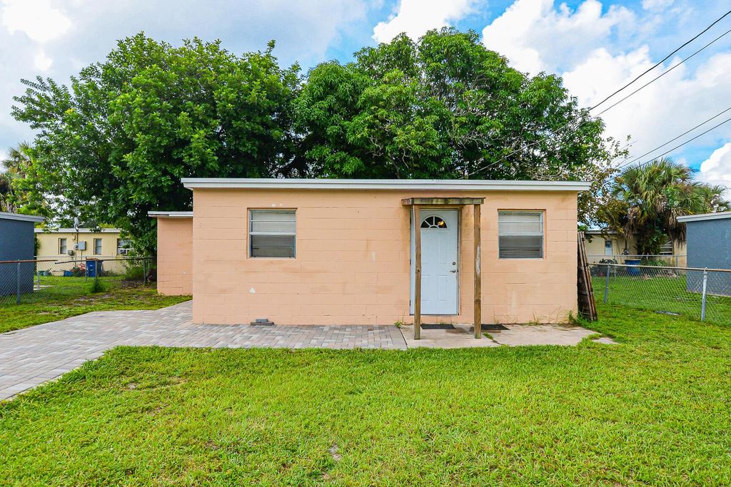 Photo of 2511 Avenue L, Fort Pierce, FL 34947 (MLS # R11126869)