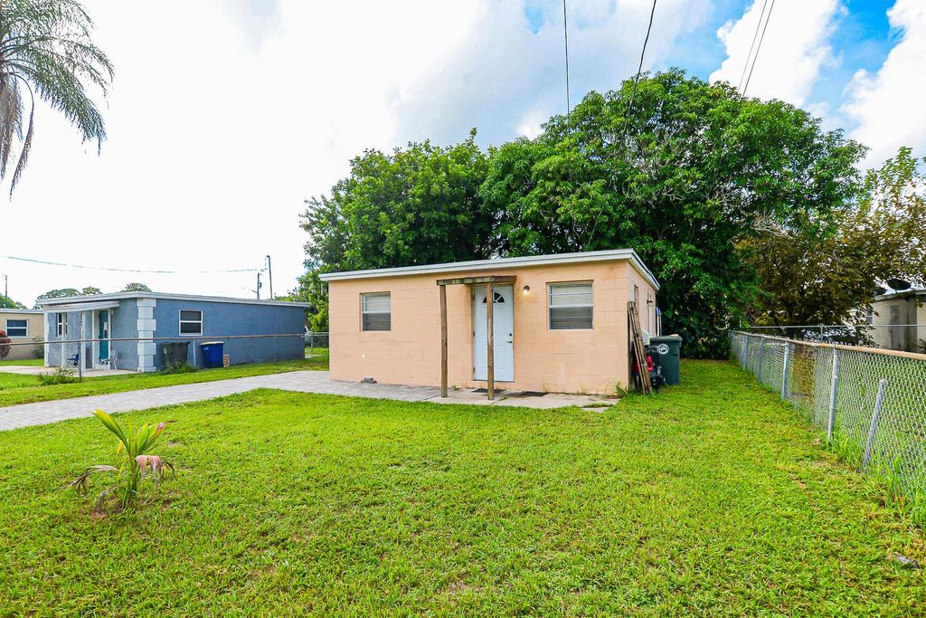 Photo of 2511 Avenue L, Fort Pierce, FL 34947 (MLS # R11126869)