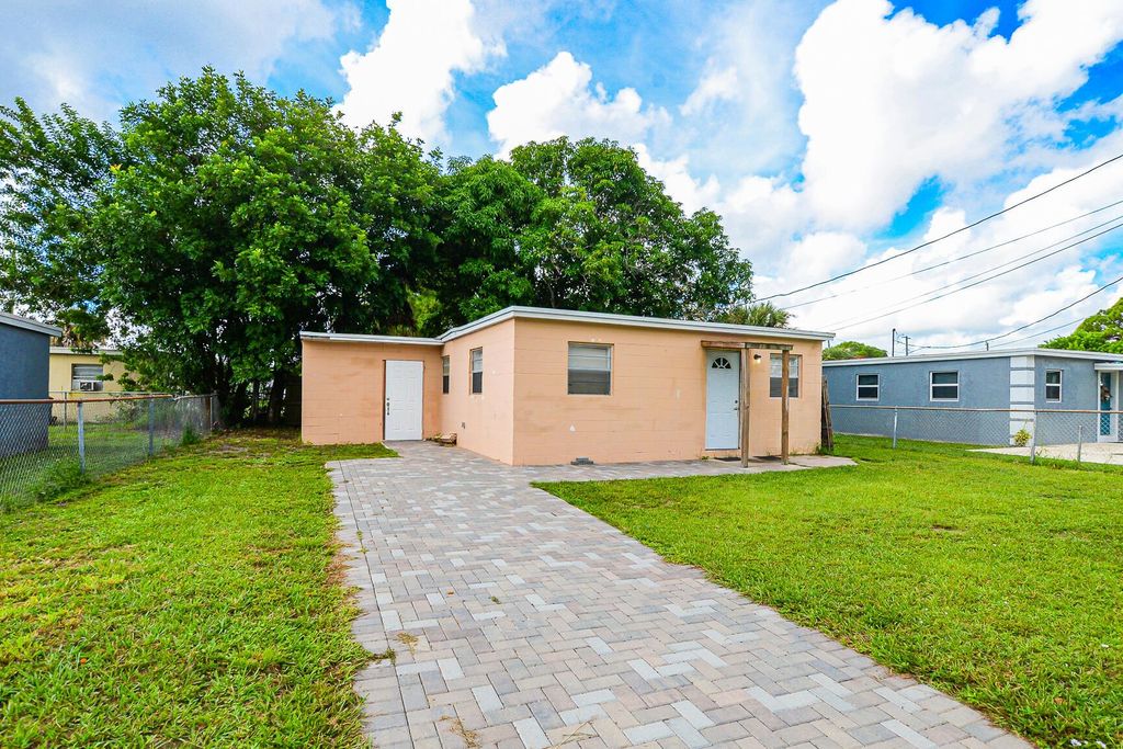 Photo of 2511 Avenue L, Fort Pierce, FL 34947 (MLS # R11126869)