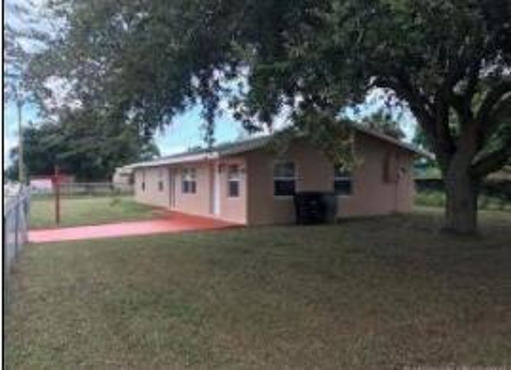 Photo of 2518 Avenue L Avenue, Fort Pierce, FL 34950 (MLS # R10915571)