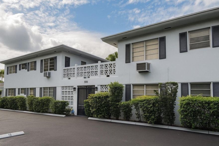 Cozy 1-Bedroom Apartment in a great location! This bright and comfortable 1bedroom/2-bathroom apartment is just minutes from Hollywood Beach and Downtown Hollywood. It features a sunny living space, a modern kitchen and a spacious bedroom with lots of closet space. This unit does not come furnished, the furniture seen in the photos was added with virtual staging. This is the perfect blend of privacy, convenience, and value in one of Hollywood's most central neighborhoods. On-site laundry makes life easy. Close to shopping, restaurants, entertainment, and major highways--everything you need is nearby!There may be variations in finishes.