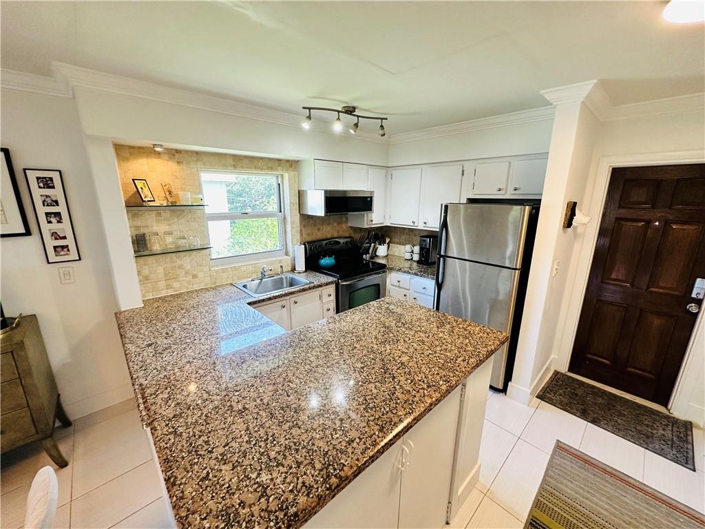 OAKLAND EAST MANORS - Residential