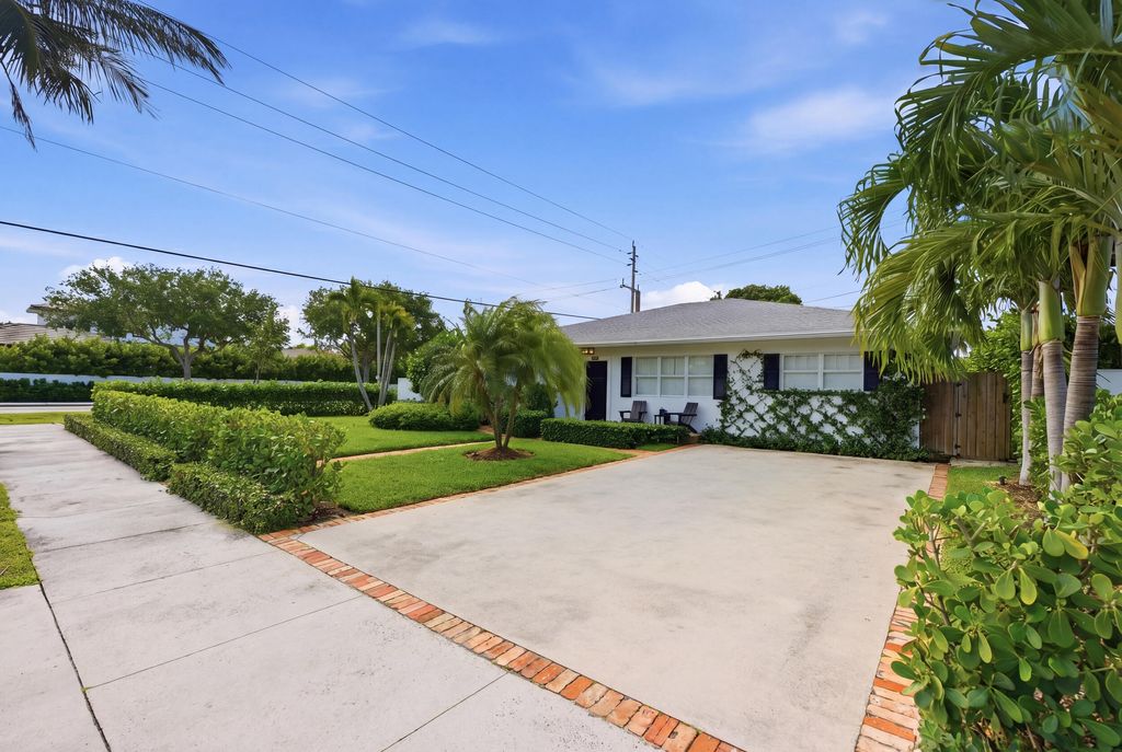 Photo of 300 Lytle Street, West Palm Beach, FL 33405 (MLS # B26015694)