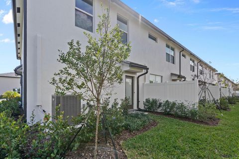 Townhouse in Lauderdale Lakes FL 3201 Watercress Dr Dr 4.jpg