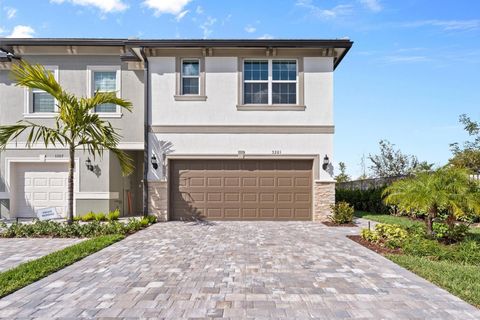 Townhouse in Lauderdale Lakes FL 3201 Watercress Dr Dr 2.jpg