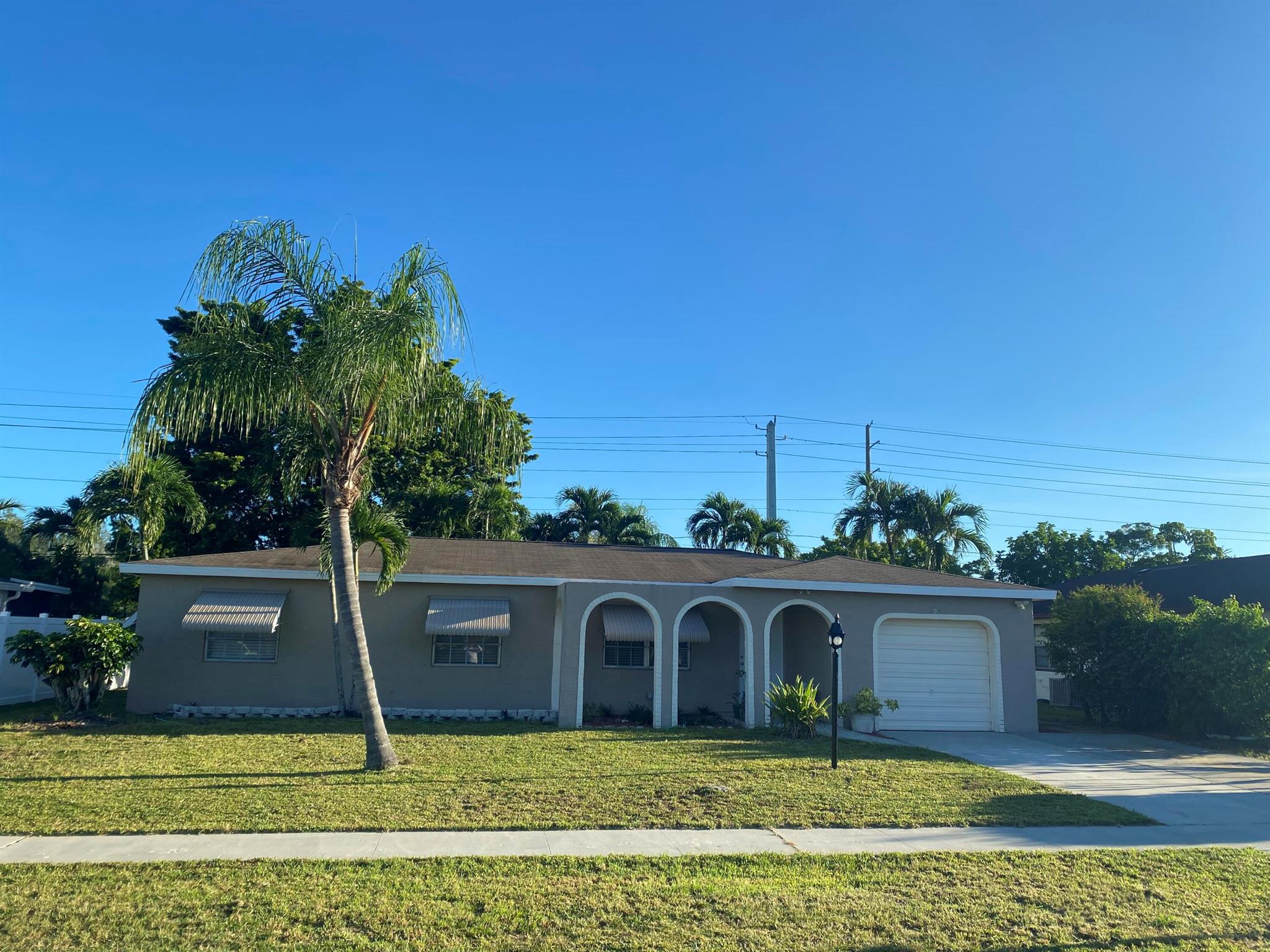 This 3/2 + bonus room that can easily be made to be your 4th bedroom is located on a large lot with no rear neighbors and features a walking path right outside the rear gate with easy access to schools, shops and a beautiful county park. This home has been in the family since it was built new and has been meticously maintained to this day.