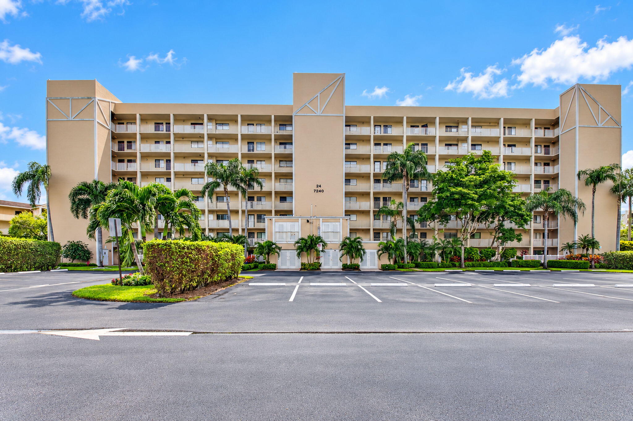 7240 Huntington Lane 806