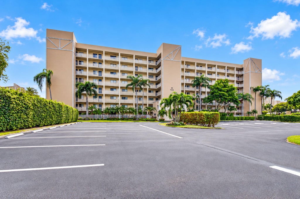 Photo of 7240 Huntington Lane #806, Delray Beach, FL 33446 (MLS # B26092825)