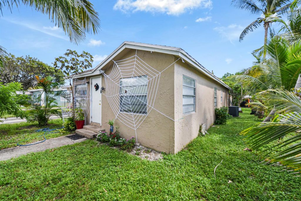 Photo of 119 SW 13th Avenue, Delray Beach, FL 33444 (MLS # R11133339)
