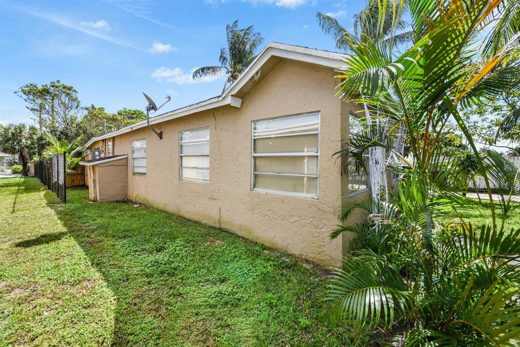 Photo of 119 SW 13th Avenue, Delray Beach, FL 33444 (MLS # R11133339)