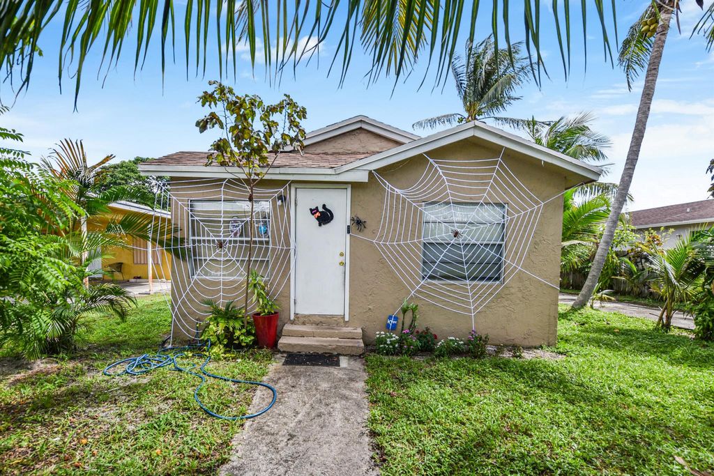 Photo of 119 SW 13th Avenue, Delray Beach, FL 33444 (MLS # R11133339)
