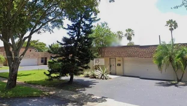AMAZING 3 BED, 3 FULL BATHS AND 2 CAR GARAGE VILLA LOCATED IN PRESTIGIOUS COUNTRY CLUB OF MIAMI. BEAUTIFUL UPDATED KITCHEN AND BATHROOMS. IMPACT WINDOWS ,ACCORDIAN SHUTTERS. CERAMIC TILE THROUGH OUT THE UNIT. VERY SPACIOUS AND OPEN FLOOR PLAN, IT FEELS LIKE A SINGLE FAMILY HOME. WONDERFUL GOLF COURSE VIEW.