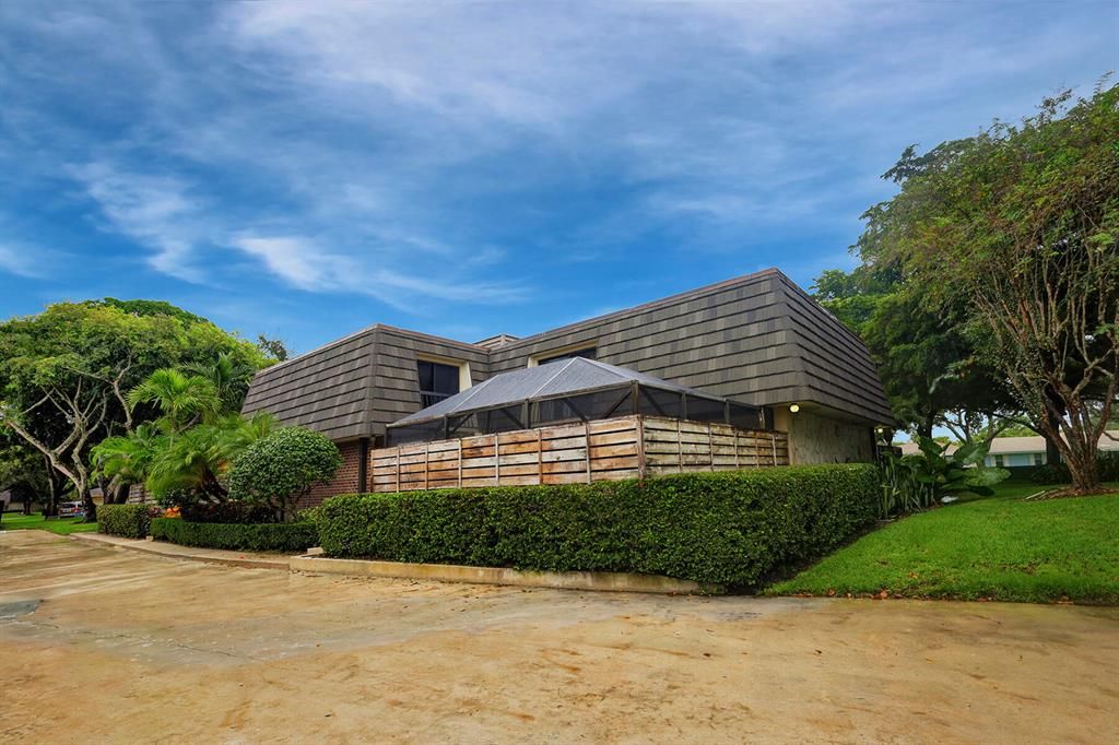 Photo of 1011 10th Terrace, Palm Beach Gardens, FL 33418 (MLS # R10835158)