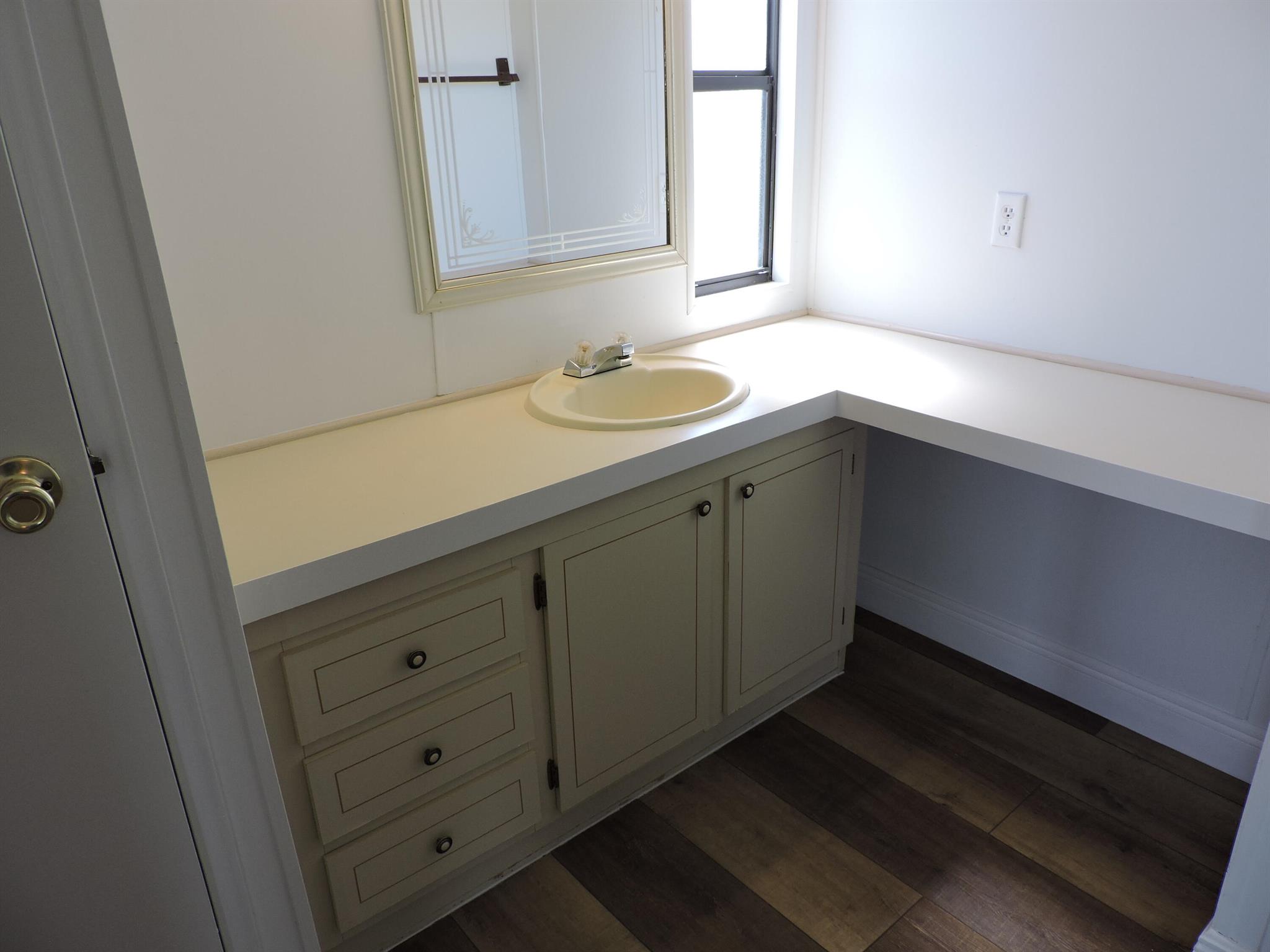 PINELAKE GARDENS ESTATES - Residential Lease