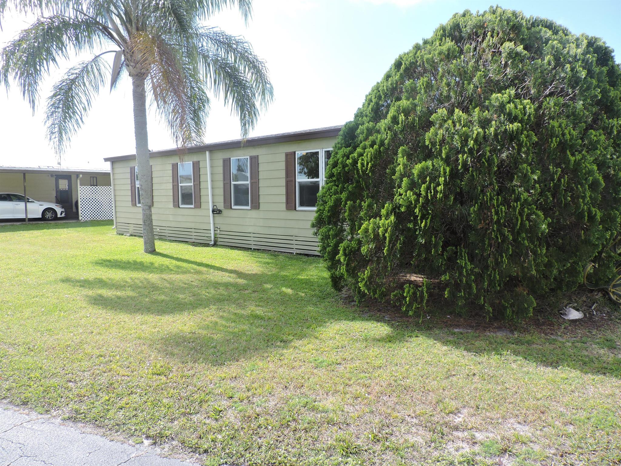 PINELAKE GARDENS ESTATES - Residential Lease