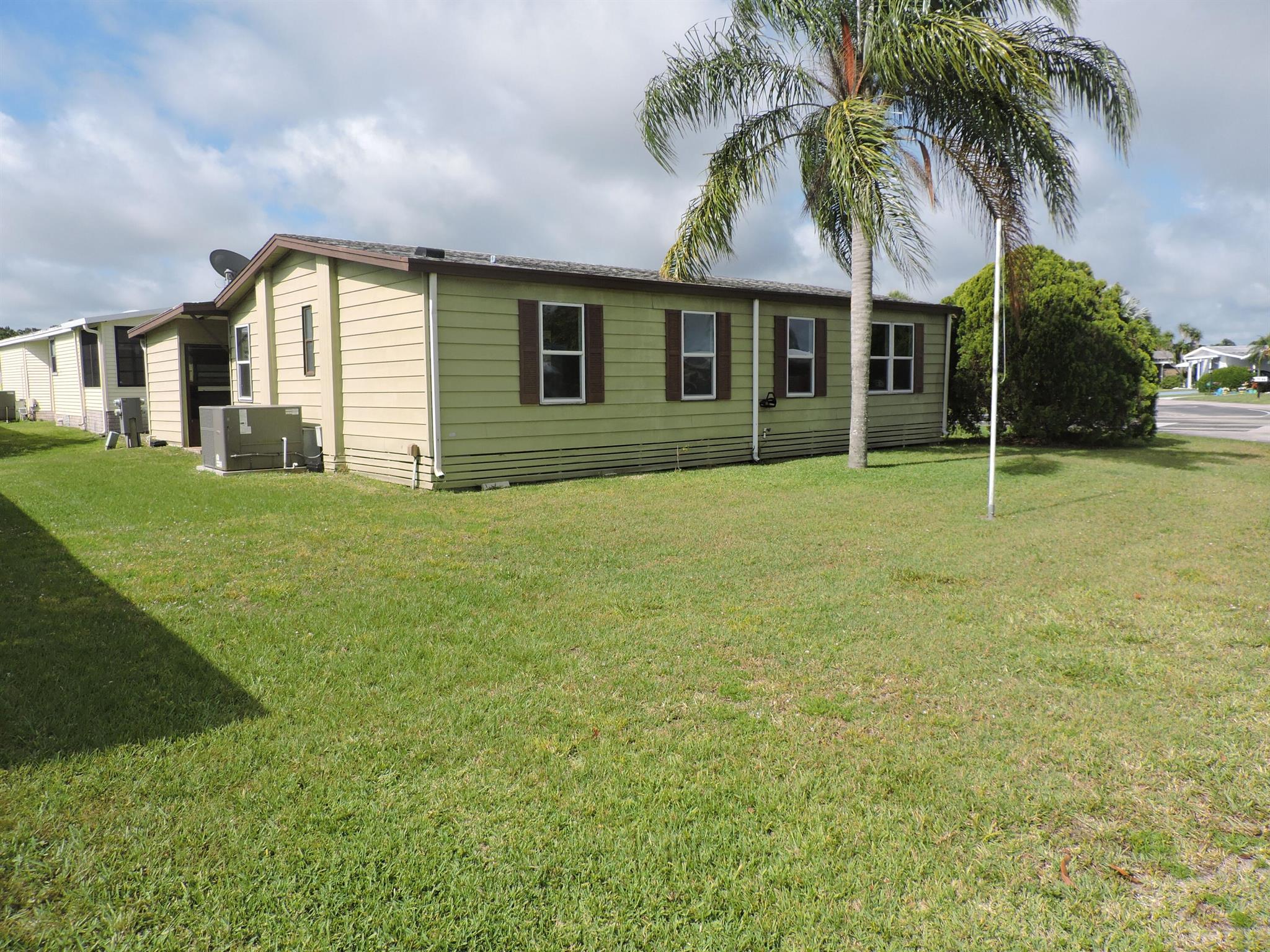 PINELAKE GARDENS ESTATES - Residential Lease