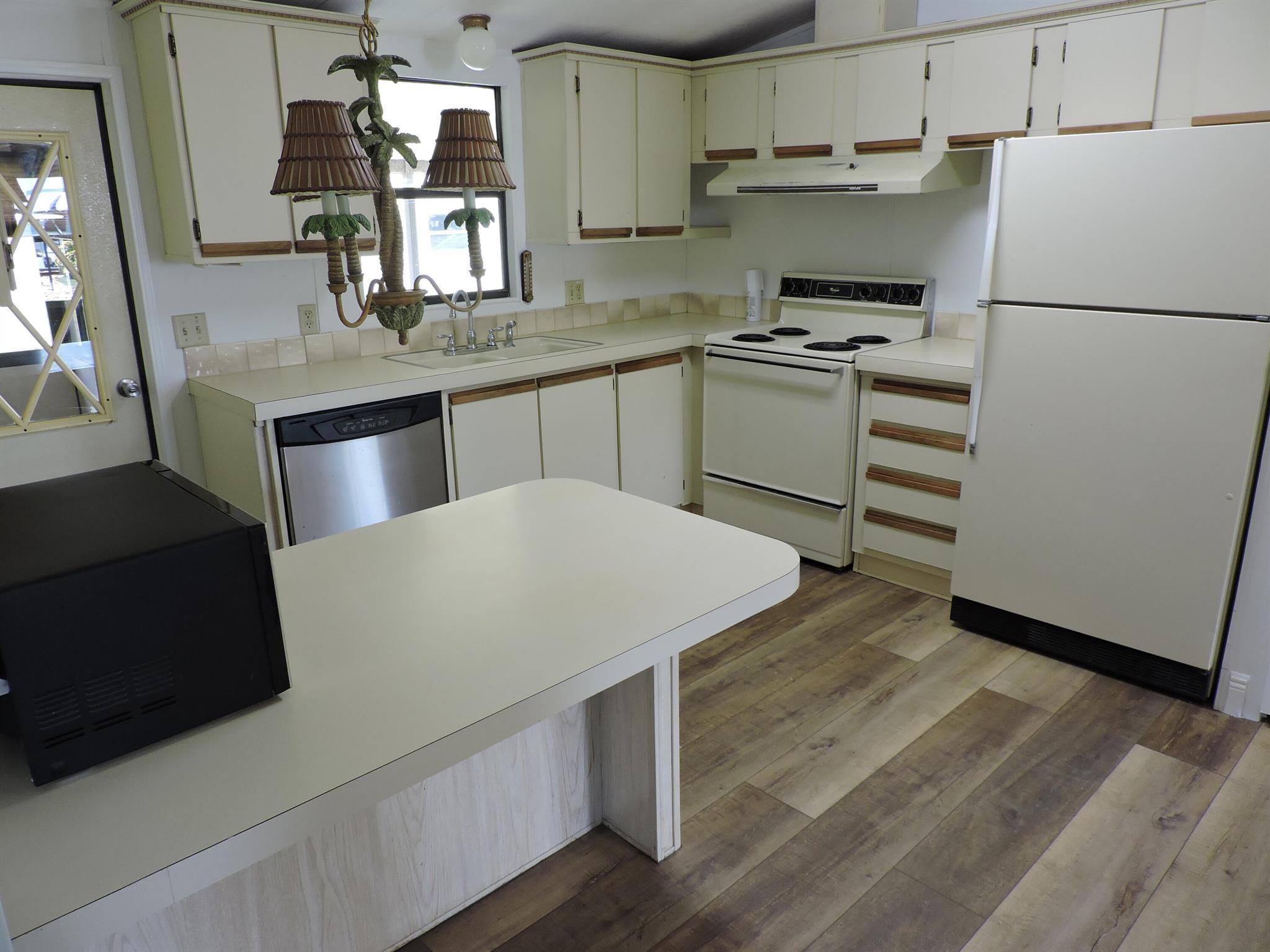 PINELAKE GARDENS ESTATES - Residential Lease