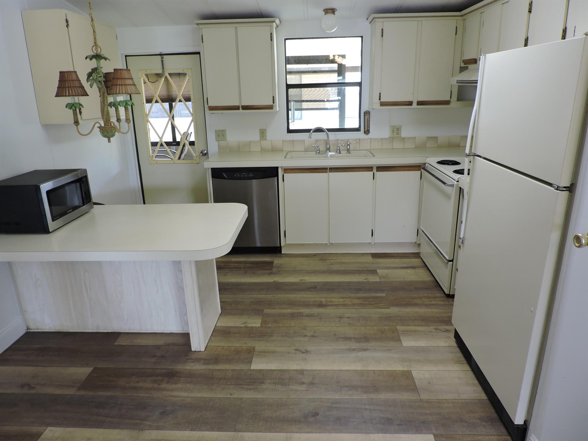 PINELAKE GARDENS ESTATES - Residential Lease