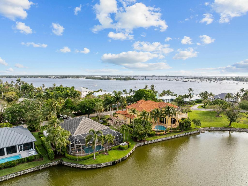 560 SW Bay Pointe Circle