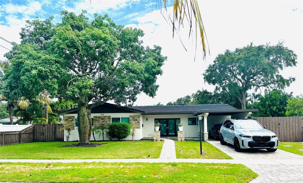 Photo of 924 SW 11th Street, Boca Raton, FL 33486 (MLS # F10479910)