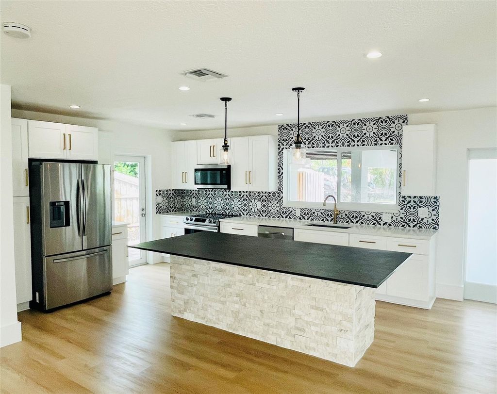 Photo of 924 SW 11th Street, Boca Raton, FL 33486 (MLS # F10479910)