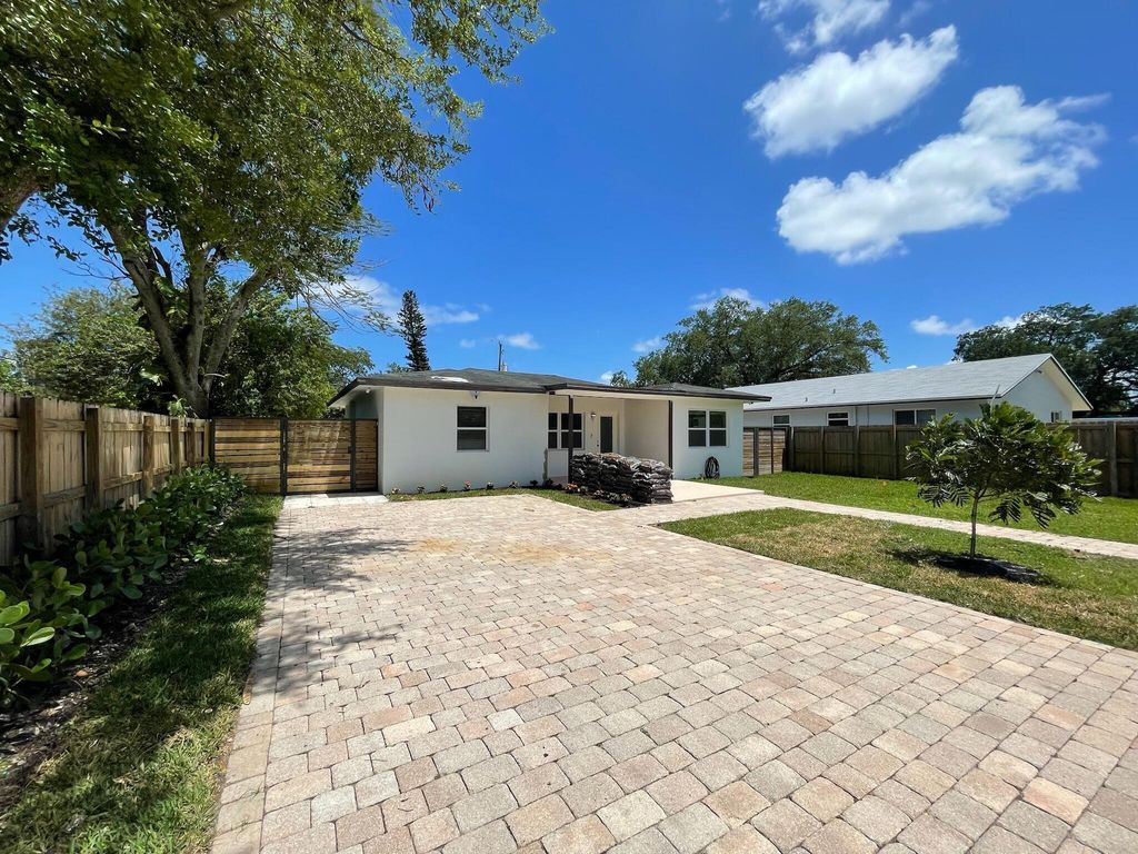 Photo of 1564 SW 28th Terrace #1564, Fort Lauderdale, FL 33312 (MLS # R11122513)