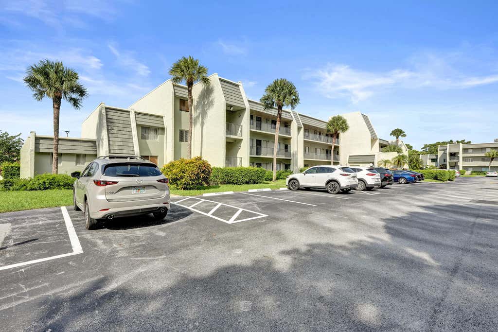 Photo of 4100 TIVOLI Court #304, Lake Worth, FL 33467 (MLS # B26054372)