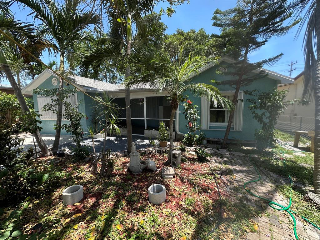 Photo of 326 N B Street, Lake Worth Beach, FL 33460 (MLS # R11091719)