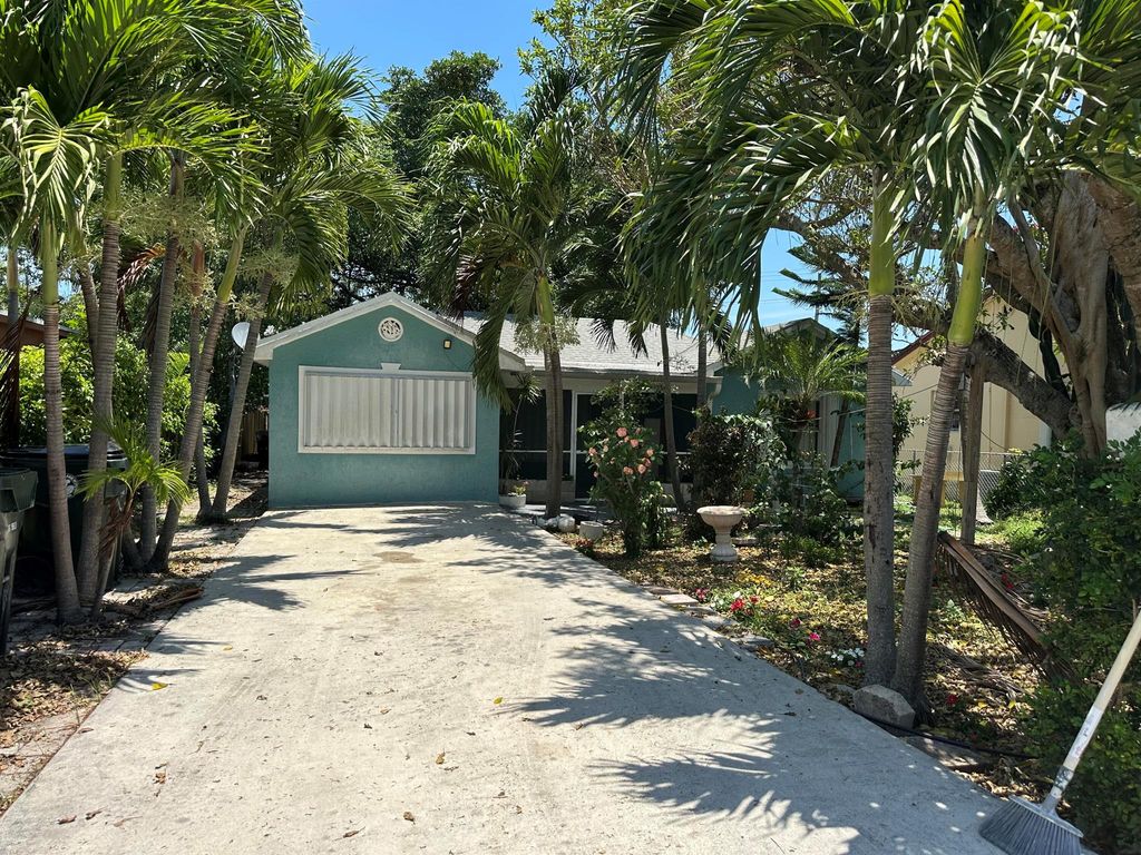 Photo of 326 N B Street, Lake Worth Beach, FL 33460 (MLS # R11091719)