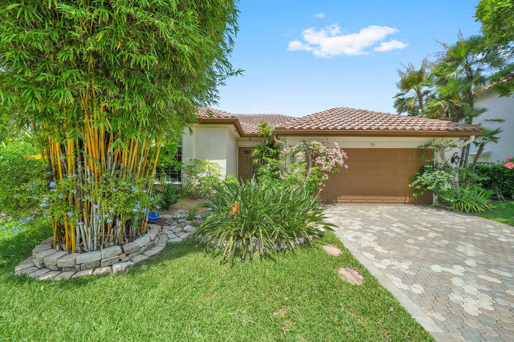 Photo of 718 NW 177th Avenue, Pembroke Pines, FL 33029 (MLS # B26052061)