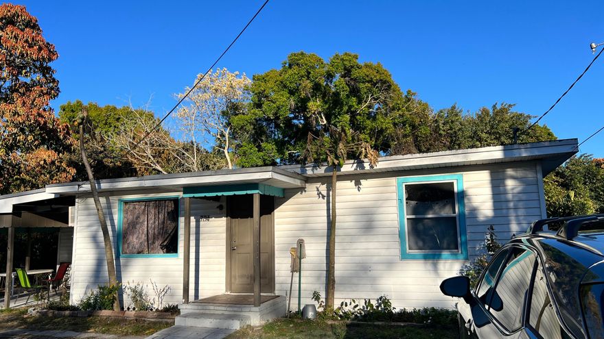 COZY 3/1 IN A QUIET NEIGHBORHOOD. PERFECT FOR INVESTORS OR A GREAT OPPORTUNITY TO MAKE IT YOUR DREAM HOME. ROO MEASUREMENTS ARE APPROXIMATE.