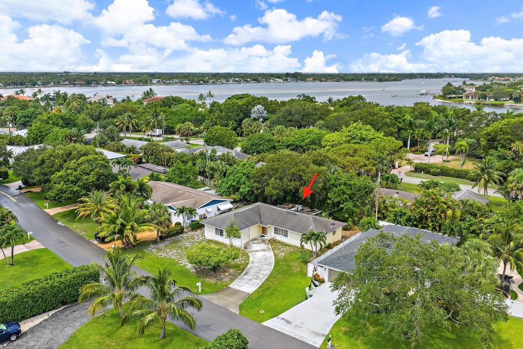 Photo of 128 W Norfolk Road, Jupiter, FL 33469 (MLS # R11105519)