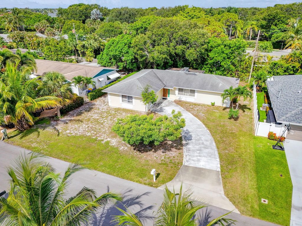 Photo of 128 W Norfolk Road, Jupiter, FL 33469 (MLS # R11105519)