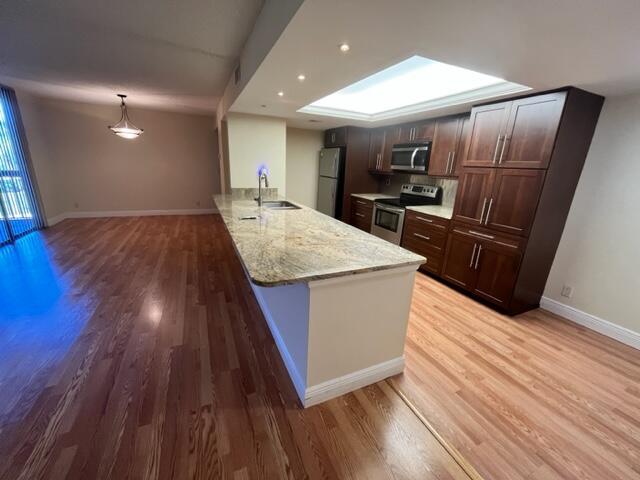 Gorgeous unit with Large Kitchen and stainless steel appliances. Wood laminate floors throughout, laundry room, walk in closet, balcony and in great location, full of shopping and restaurants and close to the beach. Enjoy tennis courts, fitness center, walking trails, and 2 pools. Also water cable and internet included in the rent.