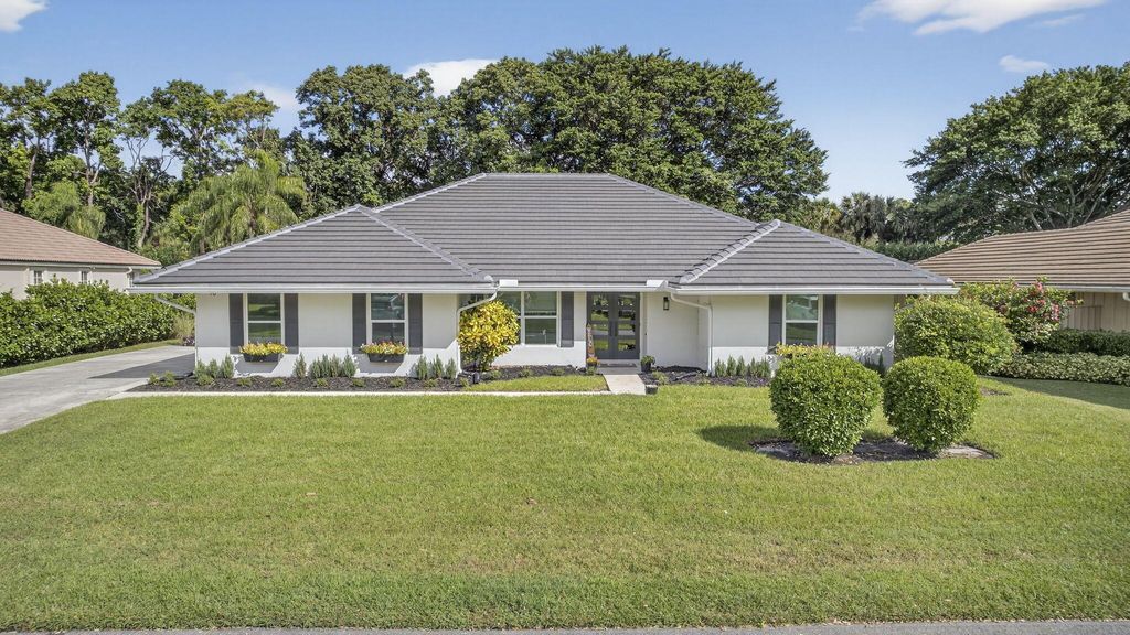 Photo of 18 Berwick Road, Palm Beach Gardens, FL 33418 (MLS # R11133609)
