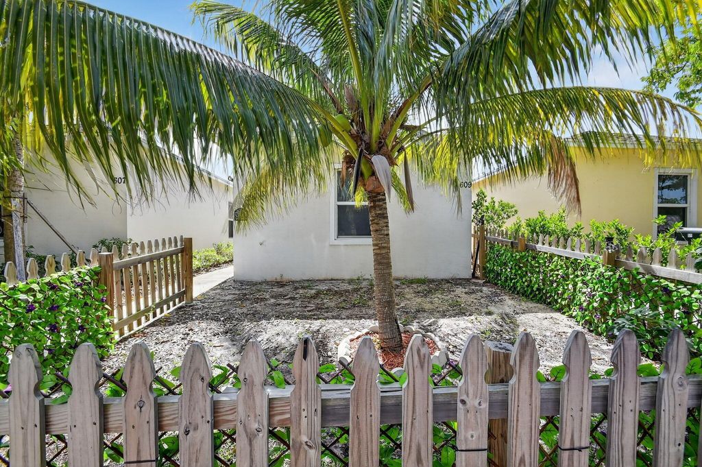 Photo of 609 N F Street N, Lake Worth Beach, FL 33460 (MLS # R11110622)