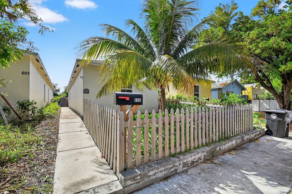 Photo of 609 N F Street N, Lake Worth Beach, FL 33460 (MLS # R11110622)