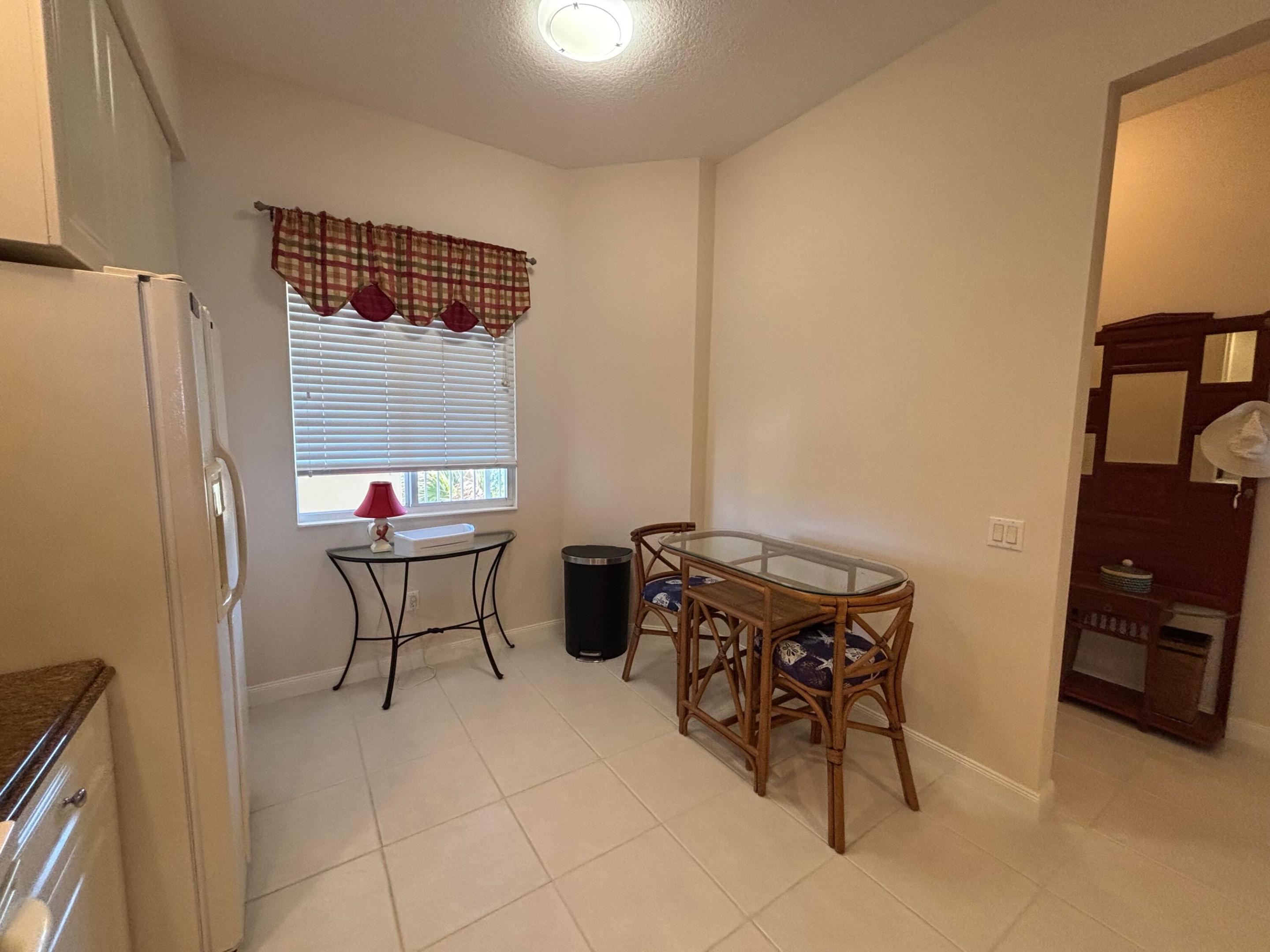 27 Harbour Isle Drive W 305