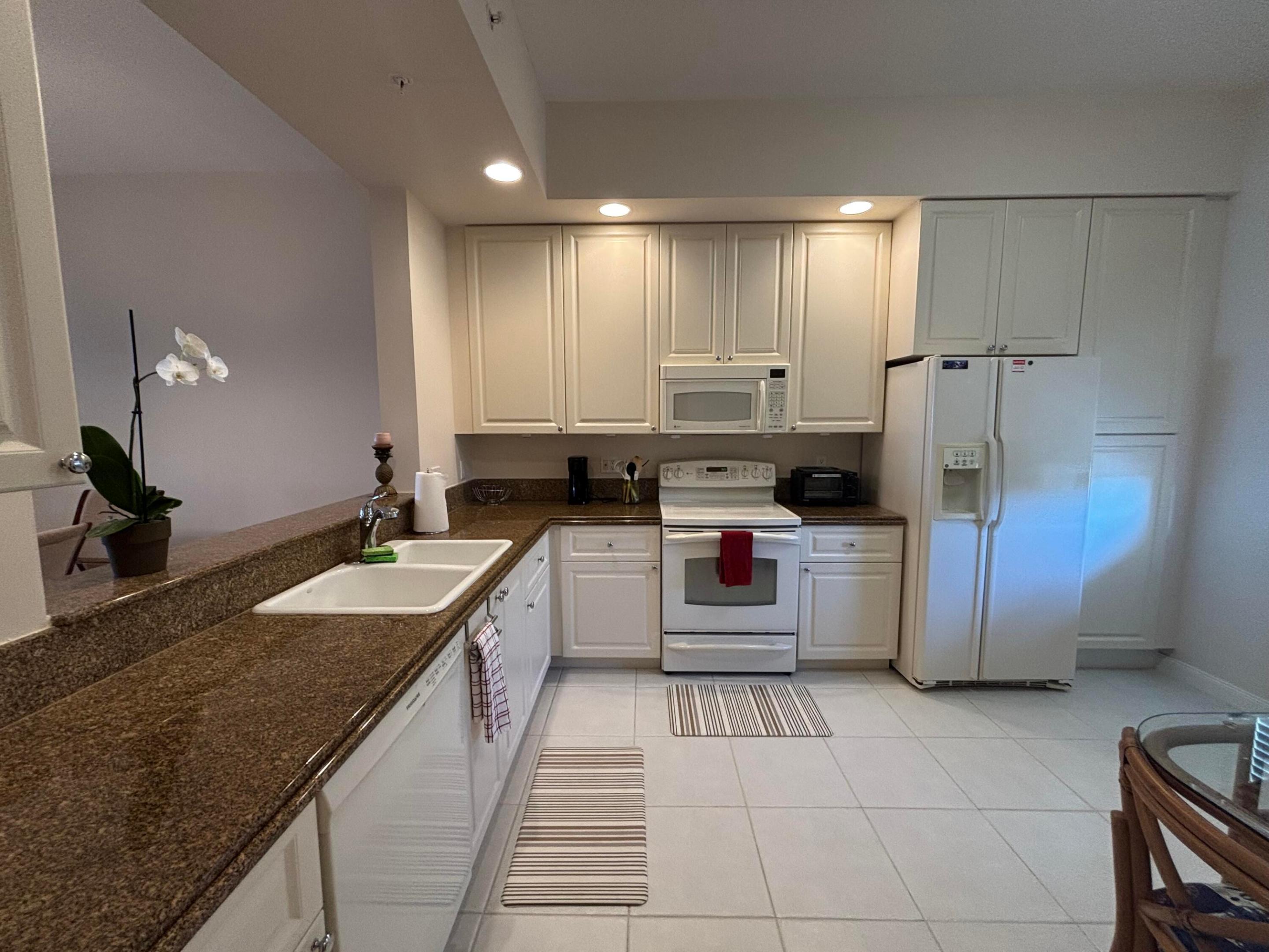 27 Harbour Isle Drive W 305