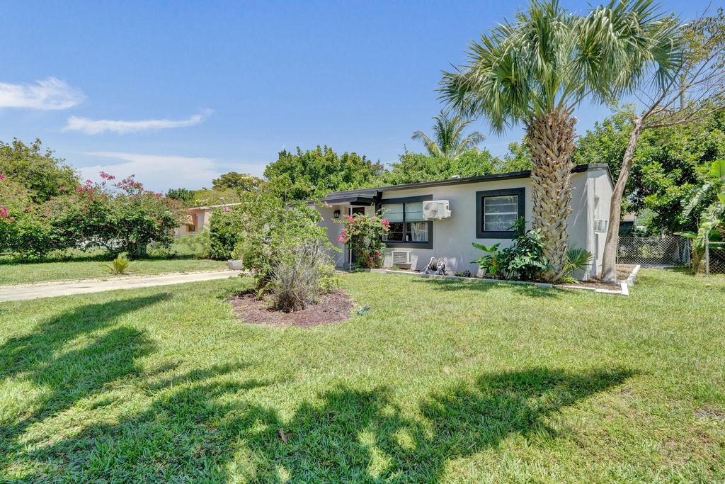 Photo of 1465 NE 27th Street, Pompano Beach, FL 33064 (MLS # B26026136)