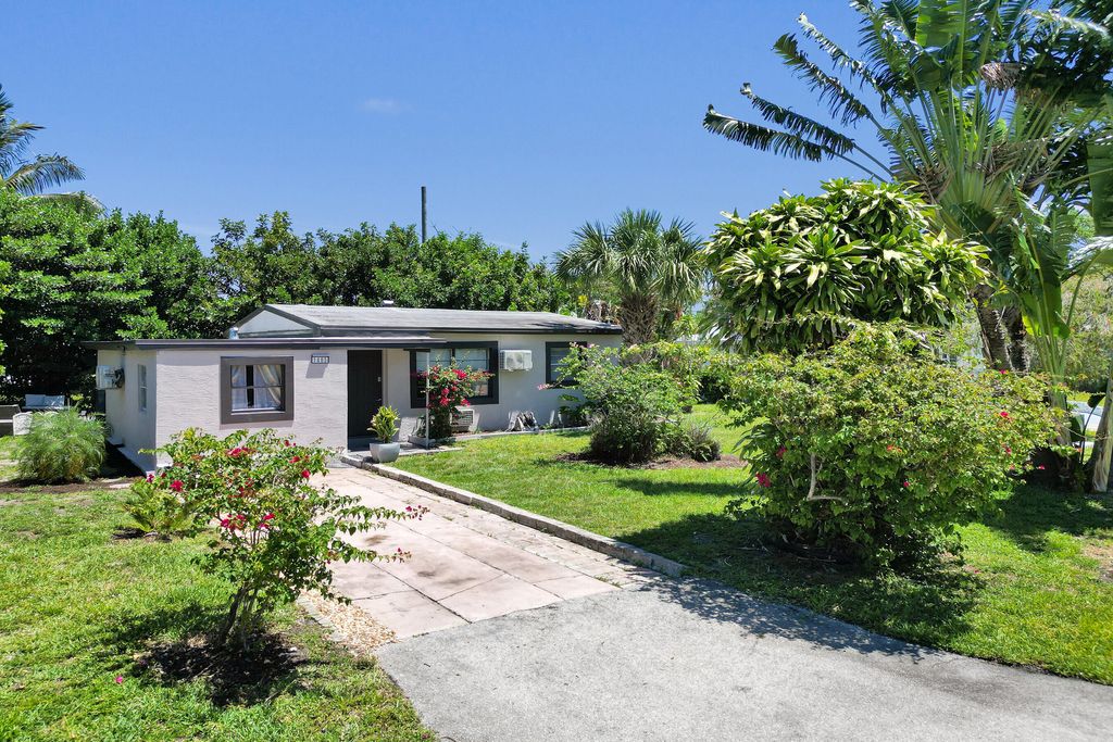 Photo of 1465 NE 27th Street, Pompano Beach, FL 33064 (MLS # B26026136)