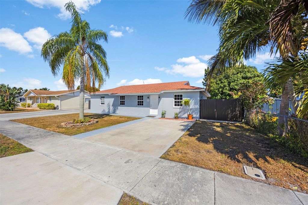 Photo of 1209 W Broward Street, Lantana, FL 33462 (MLS # F10552375)