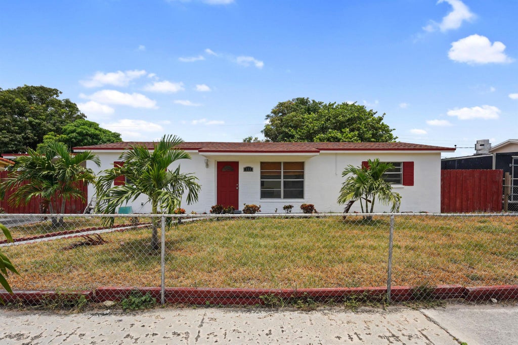 Photo of 333 NW 2nd Court, Deerfield Beach, FL 33441 (MLS # R10936593)