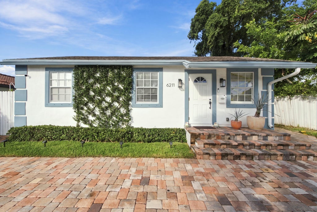 Photo of 6211 Lake Avenue, West Palm Beach, FL 33405 (MLS # B26094955)