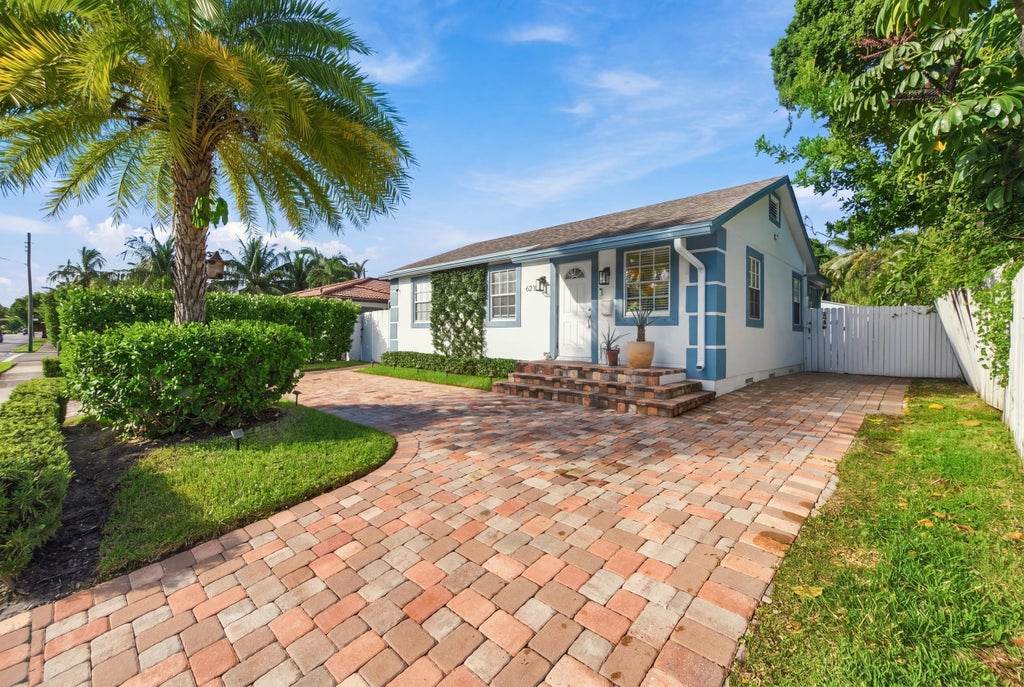 Photo of 6211 Lake Avenue, West Palm Beach, FL 33405 (MLS # B26094955)