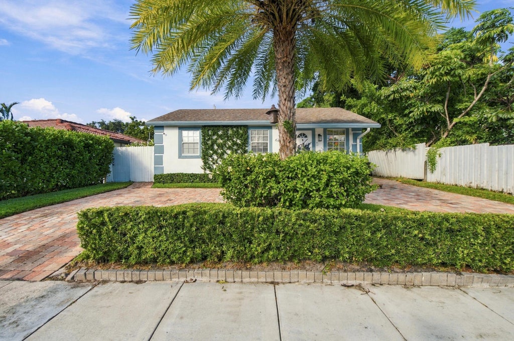 Photo of 6211 Lake Avenue, West Palm Beach, FL 33405 (MLS # B26094955)