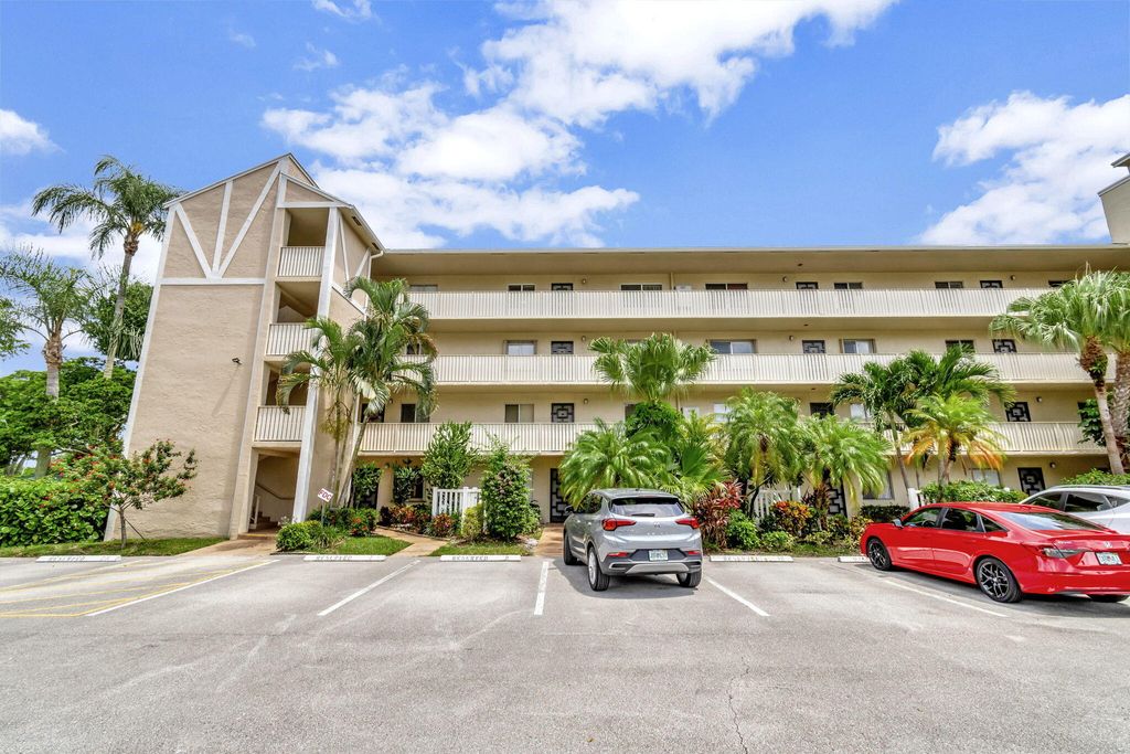 Photo of 7267 Huntington Lane #402, Delray Beach, FL 33446 (MLS # R11021926)