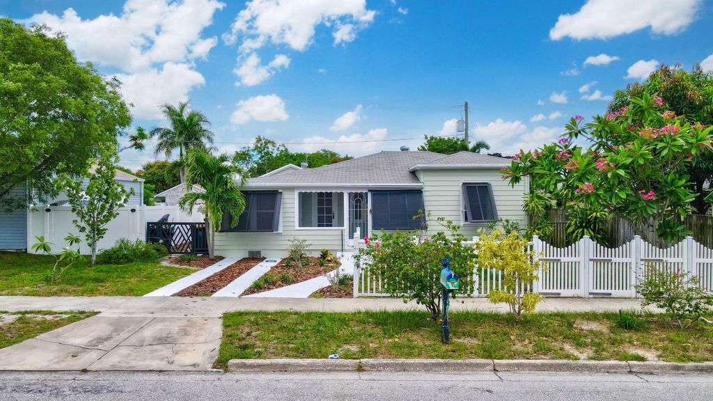 Photo of 1408 Crestwood Boulevard, Lake Worth Beach, FL 33460 (MLS # R11001210)