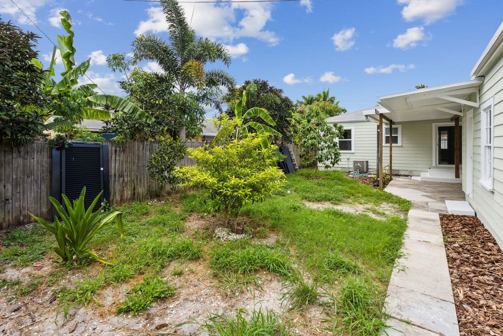 Photo of 1408 Crestwood Boulevard, Lake Worth Beach, FL 33460 (MLS # R11001210)